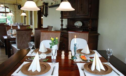 Jonsdorf House | Pet-Friendly Retreat at Weißer Stein Jonsdorf with Breakfast