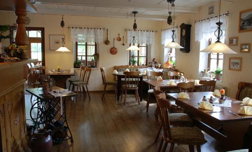 Jonsdorf House | Pet-Friendly Retreat at Weißer Stein Jonsdorf with Breakfast