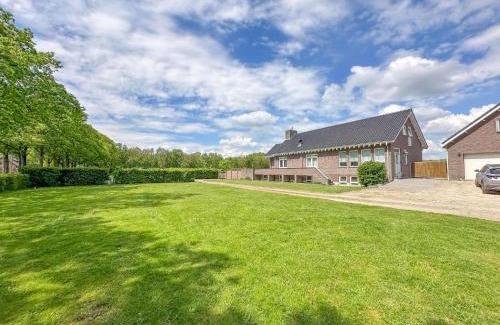 Odiliapeel House | Relax at Weidezicht: Family-Friendly with Hot Tub Access