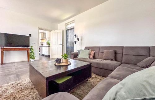 Odiliapeel House | Relax at Weidezicht: Family-Friendly with Hot Tub Access