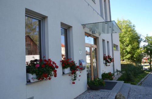 Stetten House | Guest Rated 8.6: Wein + Bett Wiedeck with Premium Amenities
