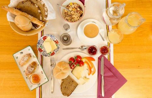 Stetten House | Guest Rated 8.6: Wein + Bett Wiedeck with Premium Amenities