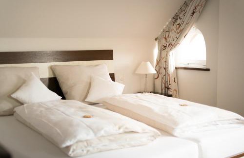 Ilbesheim Hotel | Discover Wein-Domizil Brennofen: Pet-Friendly Oceanfront Retreat