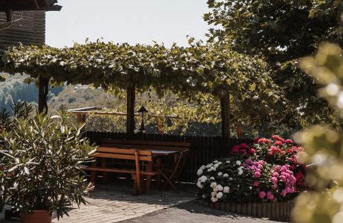 Seggauberg House | Discover Weingut Assigal: Family-Friendly Retreat with Dining