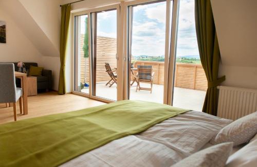 Seggauberg House | Discover Weingut Assigal: Family-Friendly Retreat with Dining