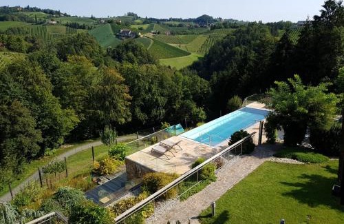 Glanz an der Weinstrasse Hotel | Guest Rated 10/10 at Weingut Essgut Schlafgut Sabathihof