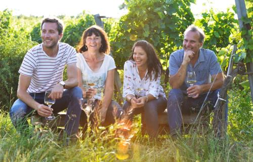 Großriedenthal Bed & Breakfast | Welcoming Weingut Familie Schuster: Rated 9/10 with Breakfast