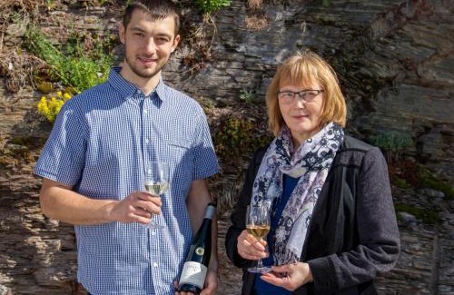 Uerzig Hotel | Welcoming Weingut Gästehaus Derkum with Breakfast & Accessibility