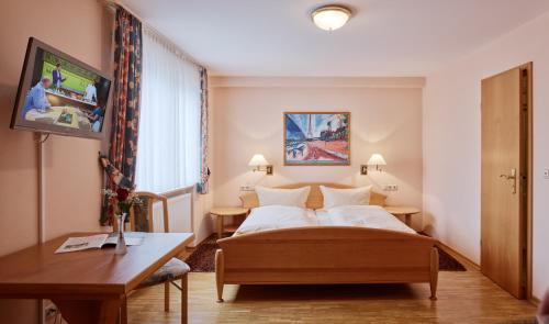 Uerzig Hotel | Welcoming Weingut Gästehaus Derkum with Breakfast & Accessibility