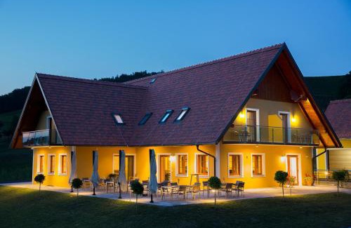Ratsch House | Oceanfront Getaway at Weingut-Gästezimmer UHL