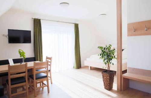 Ratsch House | Oceanfront Getaway at Weingut-Gästezimmer UHL