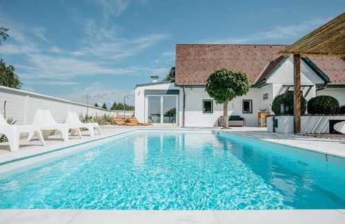 Spiefeld Cabin | Relax at Weingut Holler Chalet with Oceanfront Views