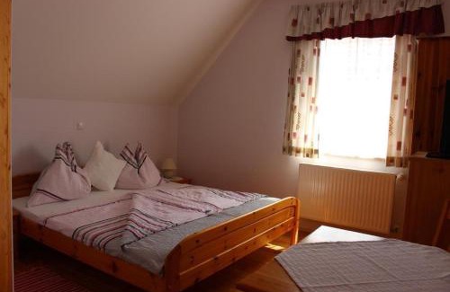 Glanz an der Weinstrasse Bed & Breakfast | Discover Weingut Juritsch: Family-Friendly Getaway Awaits
