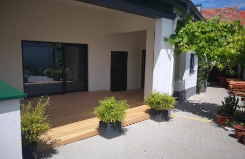 Eisenstadt Bed & Breakfast | Guest Rated 9.3: Weingut Lichtscheidl with Restaurant & Family Perks