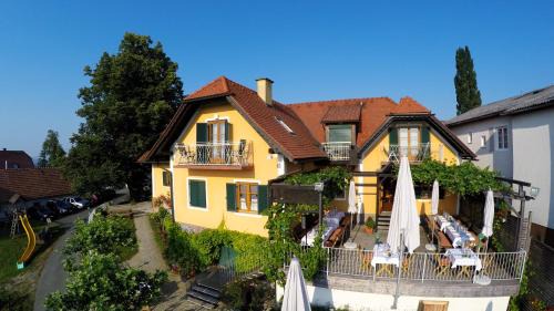 Eckberg House | Pet-Friendly Retreat at Weingut Skoff Original