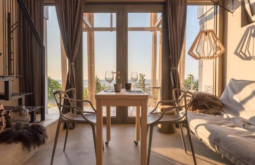 Deutsch Schuetzen-Eisenberg House | Elegant Weinlofts II: Oceanfront Retreat with Hot Tub