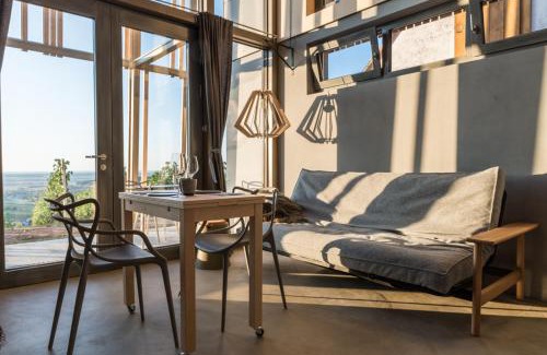 Deutsch Schuetzen-Eisenberg House | Elegant Weinlofts II: Oceanfront Retreat with Hot Tub