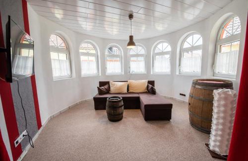 Donnersbergkreis District Hotel | Comfortable Stay at Weinschlößchen im Weingut Roos