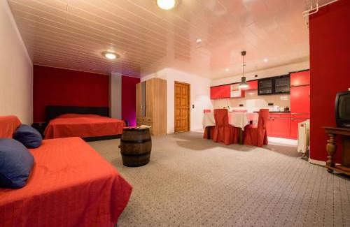 Donnersbergkreis District Hotel | Comfortable Stay at Weinschlößchen im Weingut Roos