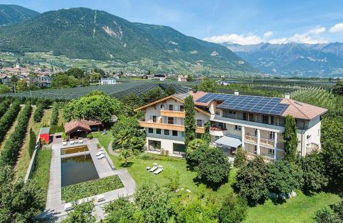 Lana Apartment | Weinsepphof Ferienwohnung 3: Poolside Relaxation Awaits
