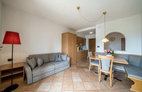 Lana Apartment | Weinsepphof Ferienwohnung 3: Poolside Relaxation Awaits
