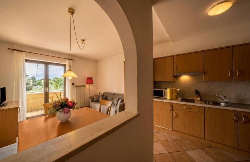 Lana Apartment | Weinsepphof Ferienwohnung 3: Poolside Relaxation Awaits