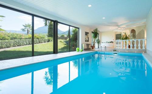 Lana Apartment | Weinsepphof Ferienwohnung 3: Poolside Relaxation Awaits