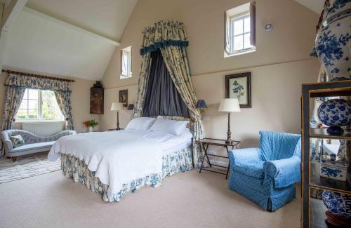 Chipping Norton House | Elegant Weir House: Unwind with Spa, Pool & Breakfast