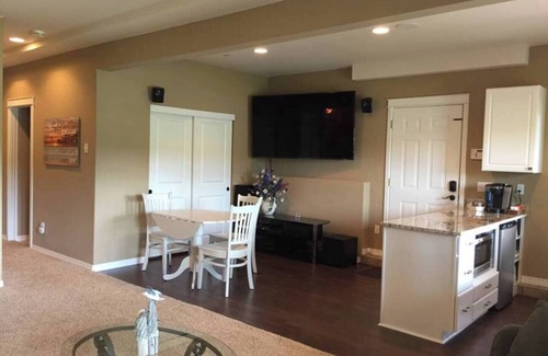 Eatonville House | Create Lasting Lakeside Memories at Lake Tanwax Hotel