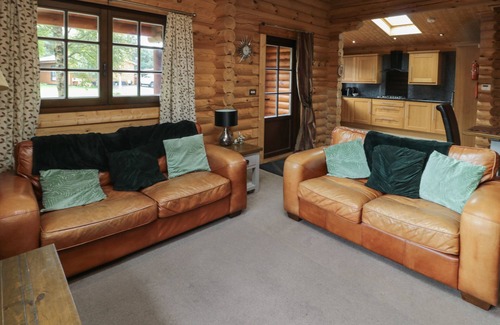 Morpeth Cottage | Discover Hjem Log Cabin: Pet-Friendly Retreat with Hot Tub