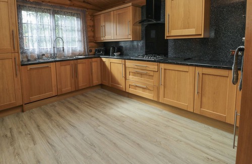 Morpeth Cottage | Discover Hjem Log Cabin: Pet-Friendly Retreat with Hot Tub