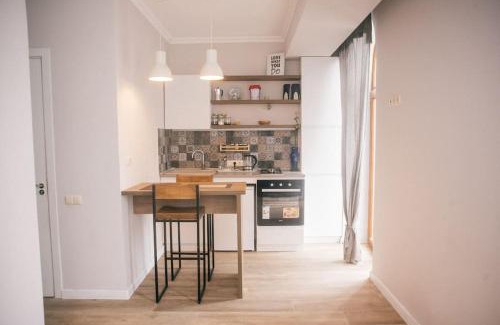 Old Boulevard Apartment | Inviting Home Away from Home for Families