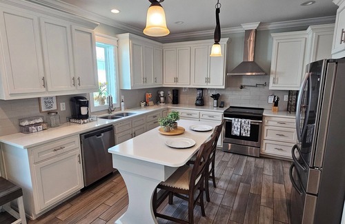 Foley Cottage | Welcome Home. min from the sandy beaches. 5br/4.5bth