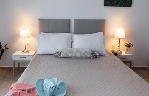 Mikros Gialos Apartment | Welcome In: Top-Rated Oceanfront Getaway with Pool