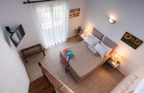 Mikros Gialos Apartment | Welcome In: Top-Rated Oceanfront Getaway with Pool