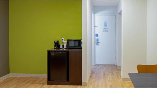 Springdale Hotel | Convenient Welcome Suites Springdale: Pet-Friendly Getaway