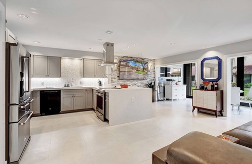 Boca Raton House | Welcome to a sleek and pristine modern home