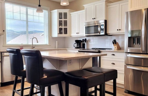 Okanagan-Similkameen House | Pet-Friendly Bordeaux Cottage with Pool and Golf Cart