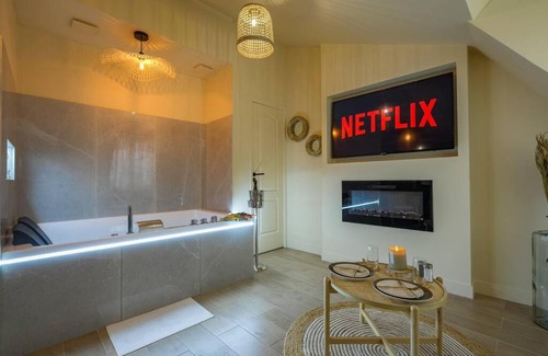 Petit-Ivry Apartment | Experience Coachella Bliss with a Relaxing Jacuzzi