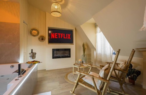 Petit-Ivry Apartment | Experience Coachella Bliss with a Relaxing Jacuzzi