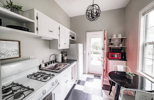 Daniels Hill Cottage | Cozy Cottage: Relax, Explore & Enjoy Family-Friendly Comfort