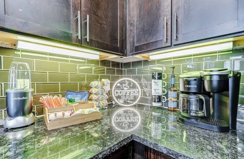 East Downtown Houston Apartment | Discover Deet's Place: Family-Friendly Getaway with Spa & Pool