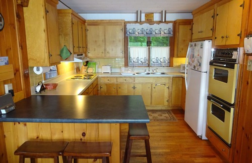 Raymond Cabin | Inviting Dorie's Cottage: Waterfront Home with Sunset Views