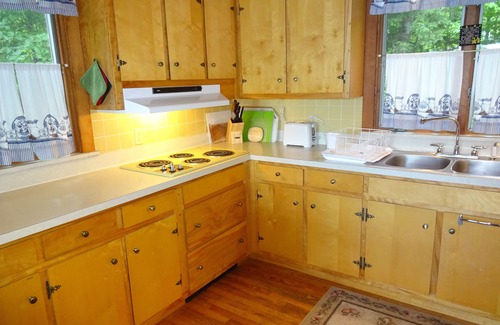 Raymond Cabin | Inviting Dorie's Cottage: Waterfront Home with Sunset Views