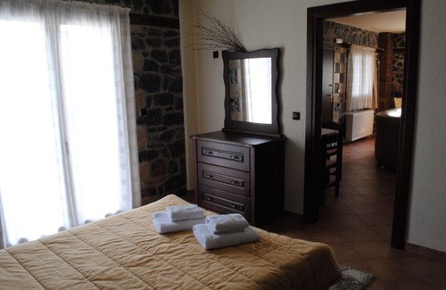 Loutraki House | Discover Guesthouse Yades - Cozy Quad Studio with Kitchen!