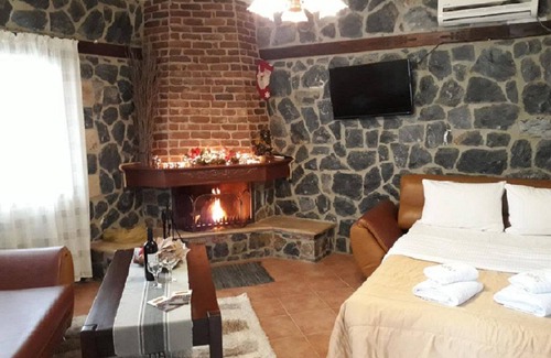Loutraki House | Discover Guesthouse Yades - Cozy Quad Studio with Kitchen!