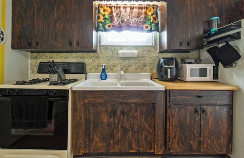 Allentown House | Discover Juniata: King Bed, Wifi & Pet-Friendly Amenities