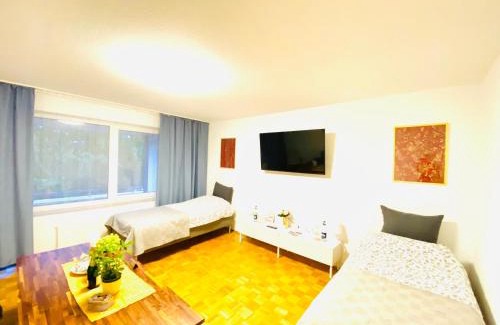 Region Hannover District Apartment | Discover Messe: Two-Bedroom Apartment with Balcony