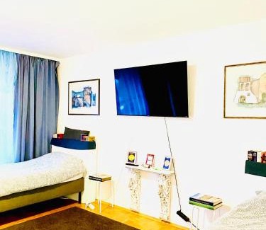 Region Hannover District Apartment | Discover Messe: Two-Bedroom Apartment with Balcony
