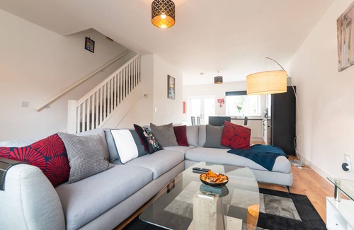 Droylsden House | Discover Mosh Aparthotel: Pet-Friendly Stay with Spa & Kitchen